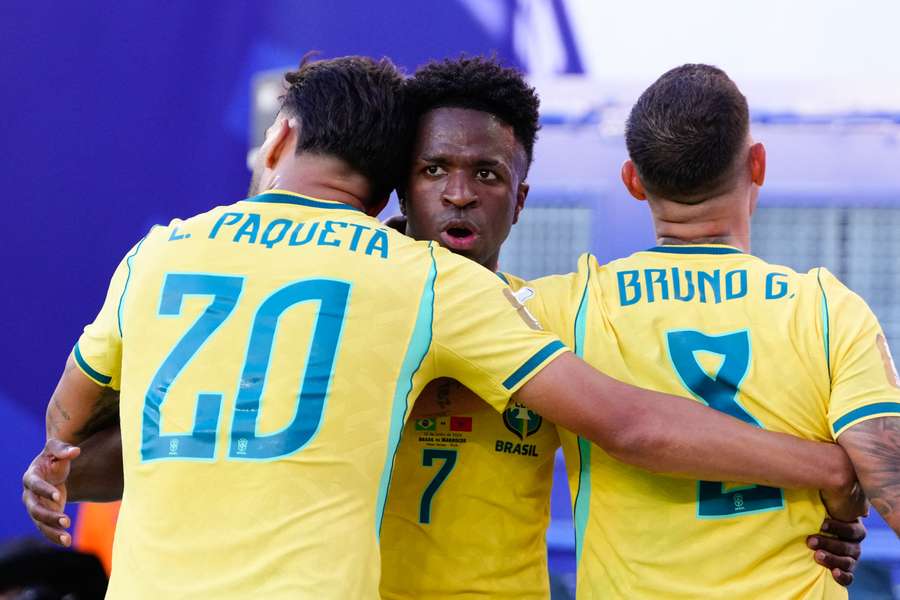 Lucas Paquetá abraça Vini Jr. após gol sobre o Marrocos Lucas Paquetá abraça Vini Jr. após gol sobre o Marrocos
