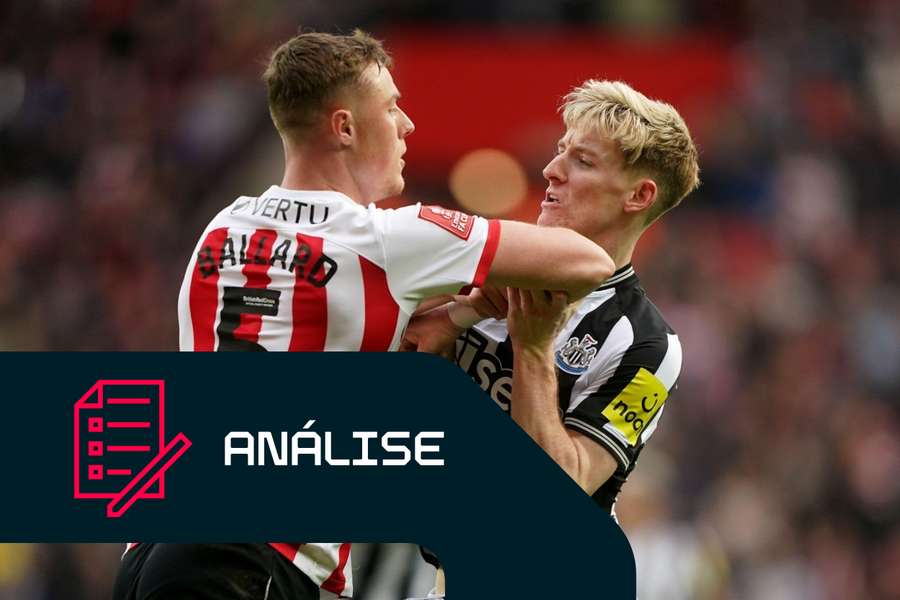Dan Ballard, do Sunderland, e Anthony Gordon, do Newcastle United, em confronto Dan Ballard, do Sunderland, e Anthony Gordon, do Newcastle United, em confronto