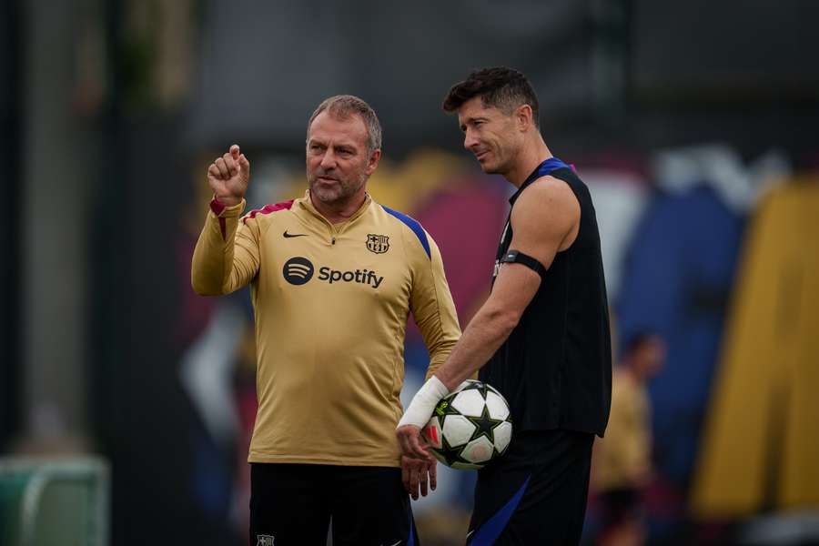 Hansi Flick conversa com Lewandowski durante uma sessão de treino