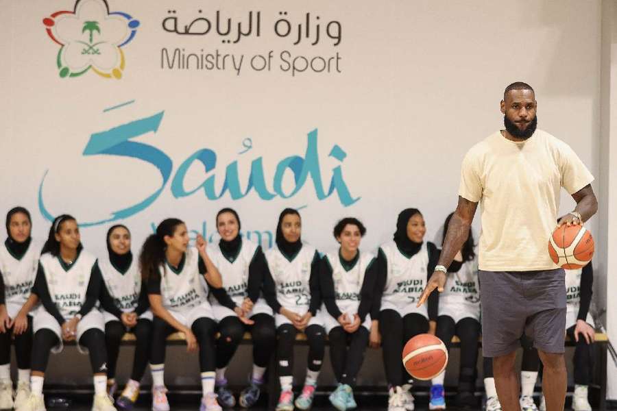 LeBron James, durante gli eventi promozionali in Arabia Saudita.