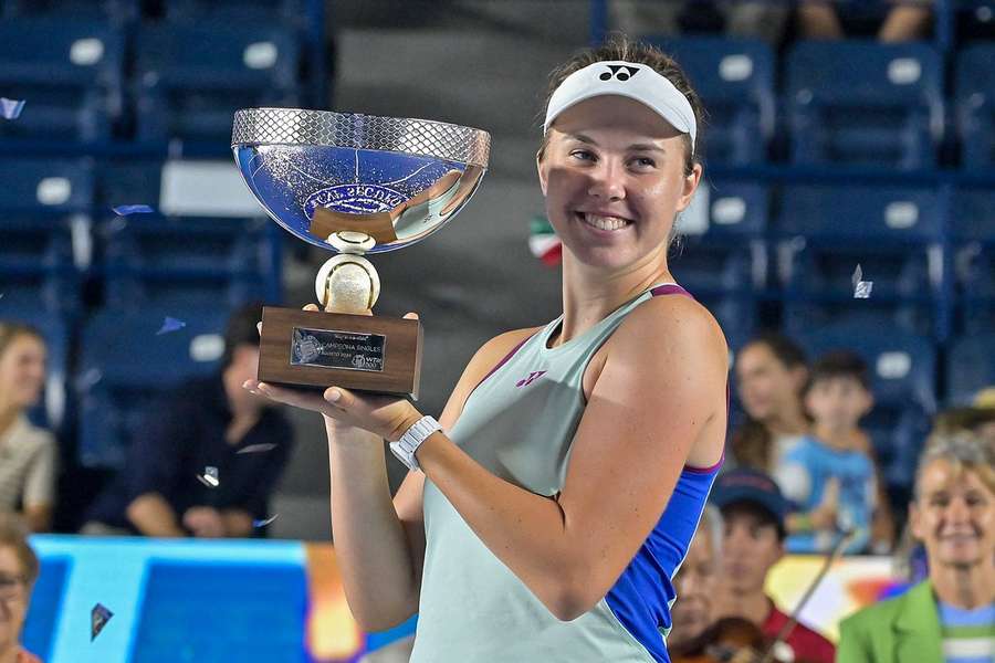 Noskova posa feliz con el título.