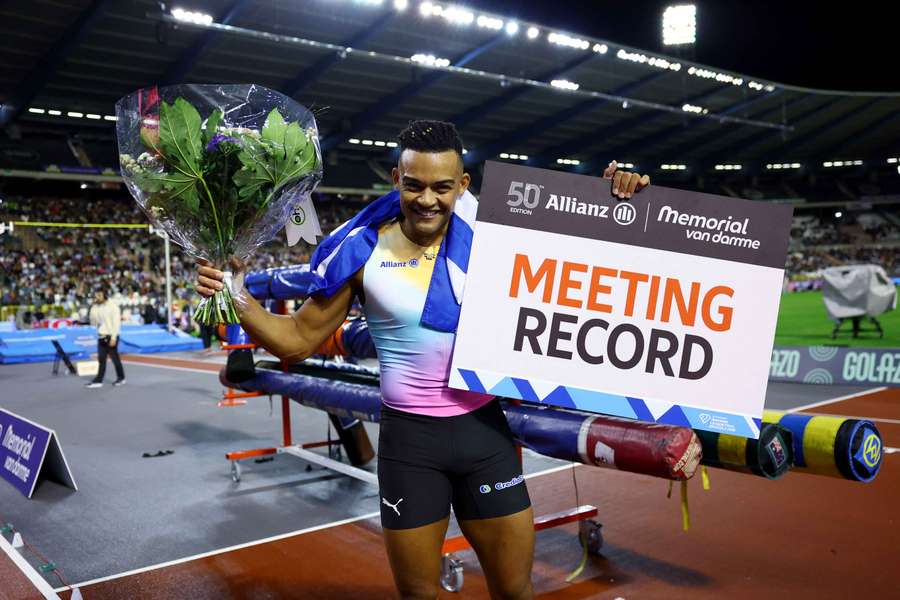 Karalis se lleva el diamante en Bruselas tras la baja de Duplantis