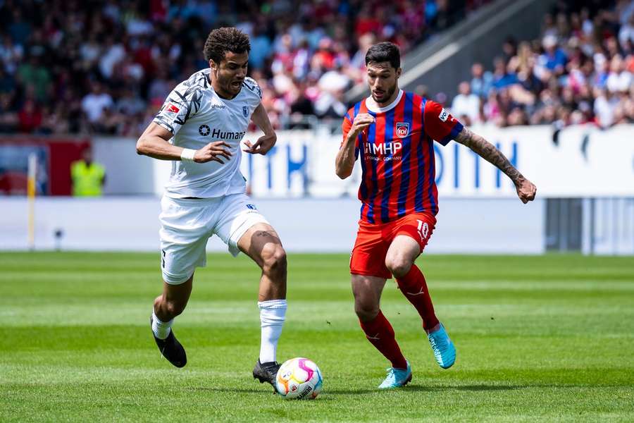 Tim Kleindienst im Zweikampf mit Jamie Lawrence