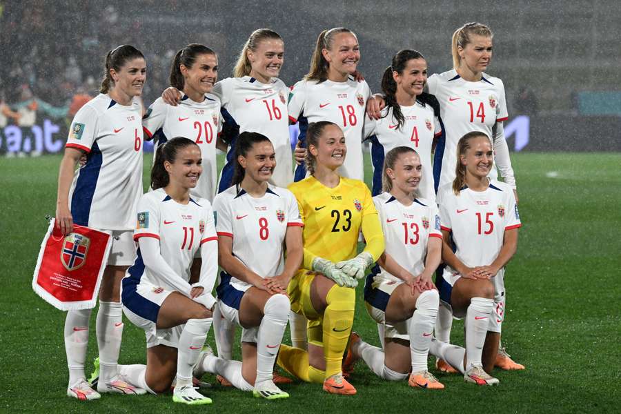 Svenskere gør tykt grin med Norgens fodbold-kvinder: "VMs største drama queens"