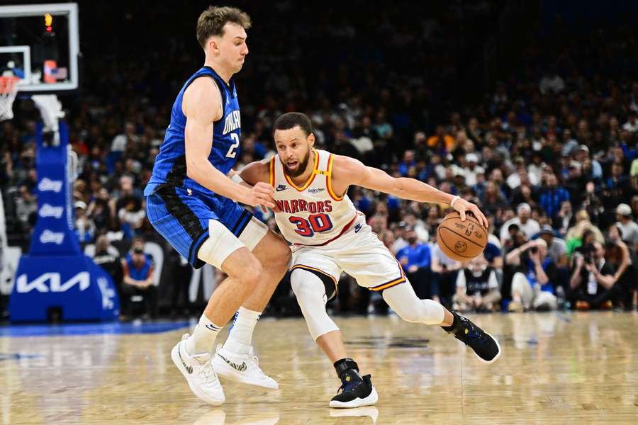 Franz Wagner deckt Stephen Curry.