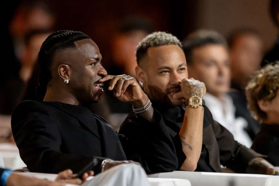 Vini Jr. ao lado de Neymar durante premiação do Globo Awards em 2024