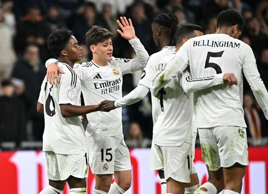 Endrick é celebrado por companheiros após marcar o quinto gol do confronto