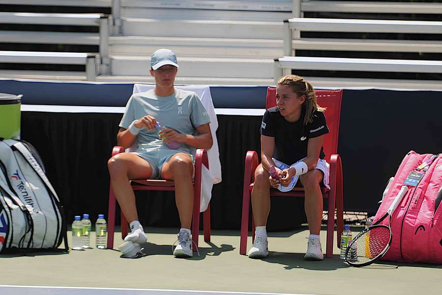 31 lipca: Iga Świątek oraz Maja Chwalińska i Jelena Ostapenko podczas treningu przed turniejem WTA w Toronto w Kanadzie. 31 lipca: Iga Świątek oraz Maja Chwalińska i Jelena Ostapenko podczas treningu przed turniejem WTA w Toronto w Kanadzie.