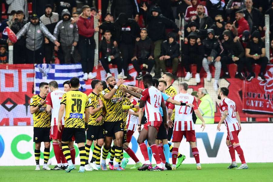 Keine Liebe zwischen den Stadtrivalen AEK (gelbe Trikots) und Piräus