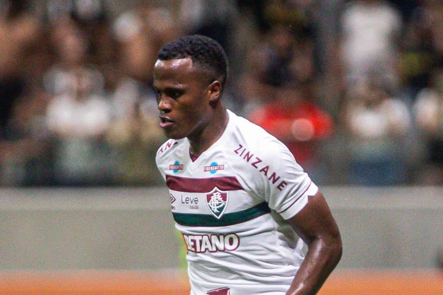 Arias começou no banco contra o Atlético-MG