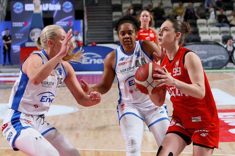 Koszykarki KSSSE Enei AJP Gorzów Wlkp. Klaudia Gertchen (L) i Courtney Hurt (C) oraz Aleksandra Mielnicka (P) z 1KS Ślęzy Wrocław. Koszykarki KSSSE Enei AJP Gorzów Wlkp. Klaudia Gertchen (L) i Courtney Hurt (C) oraz Aleksandra Mielnicka (P) z 1KS Ślęzy Wrocław.