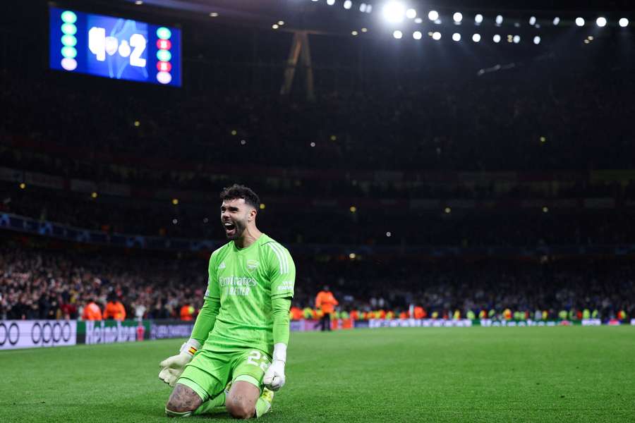 Raya comemora a passagem do Arsenal para os quartos de final da Liga dos Campeões