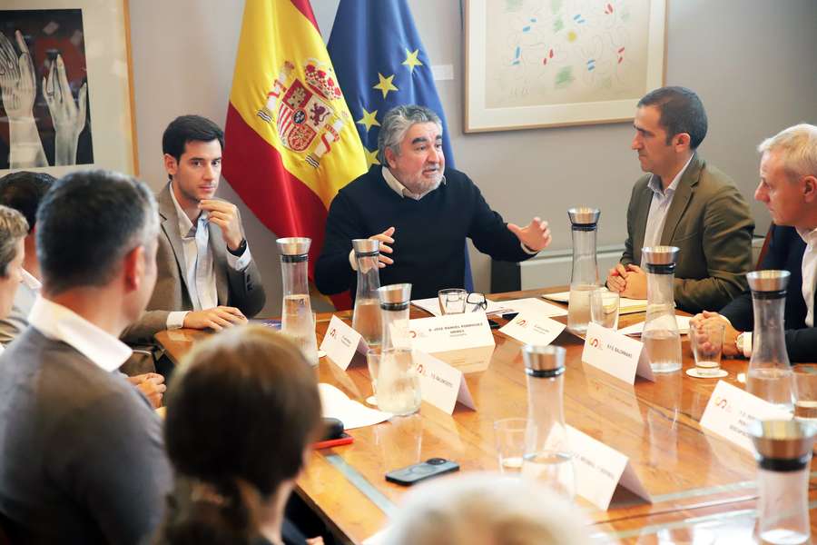 Rodríguez Uribes habla con las federaciones españolas