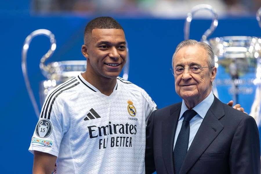 Kylian Mbappé s prezidentem Realu Florentinem Pérezem. Kylian Mbappé s prezidentem Realu Florentinem Pérezem.