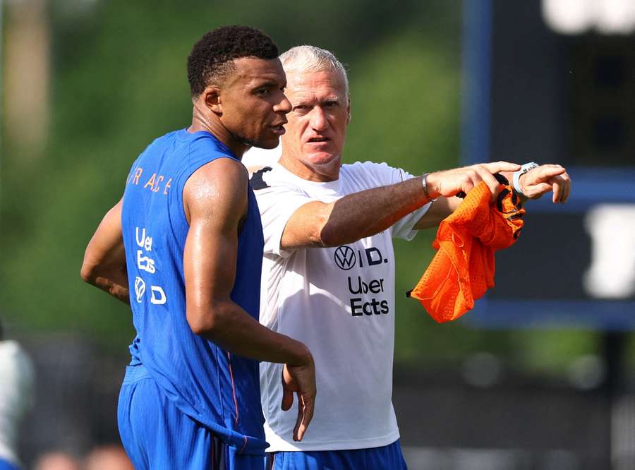 Deschamps conversa com Mbappé durante treinamento em Nova Jersey Deschamps conversa com Mbappé durante treinamento em Nova Jersey