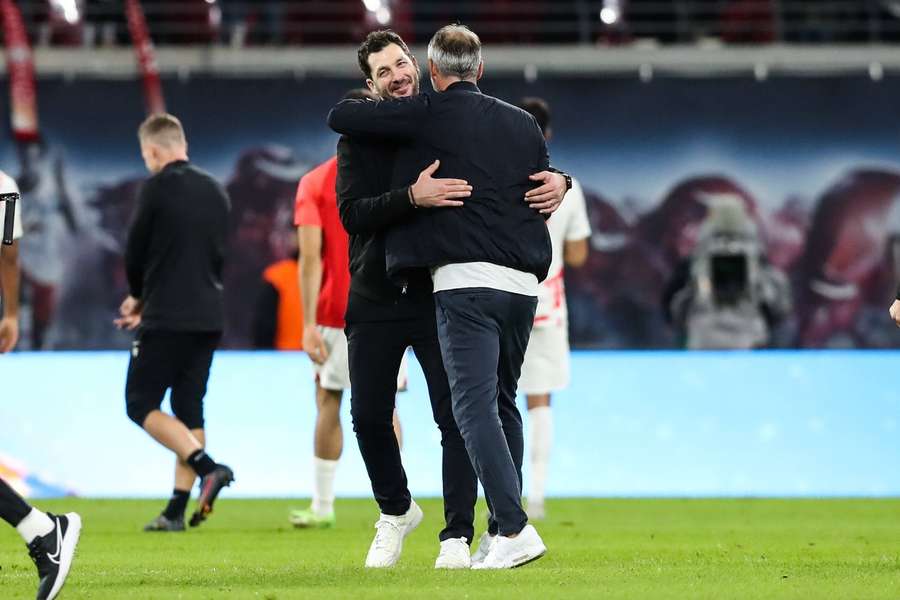 Sandro Schwarz (l.) und Marco Rose spielten gemeinsam bei Mainz 05, am Samstag stehen sie sich als Trainer im Bundesliga-Topspiel gegenüber