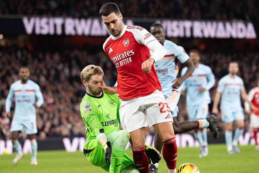 Merino intenta esquivar al meta rival Merino intenta esquivar al meta rival