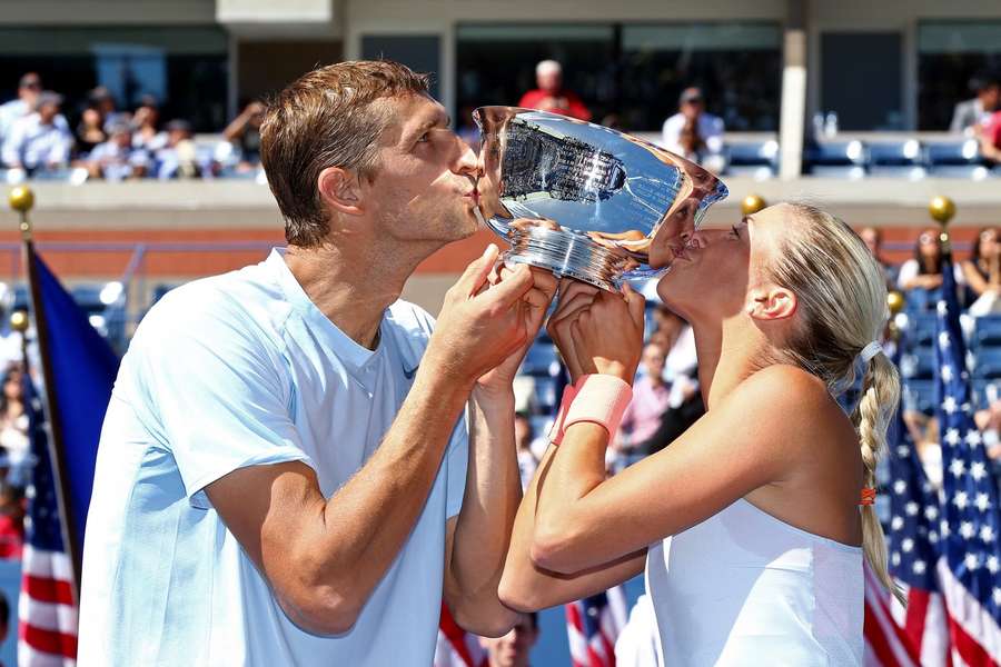 Max Mirnyj a Andrea Hlaváčková s trofejí z US Open 2013. Max Mirnyj a Andrea Hlaváčková s trofejí z US Open 2013.