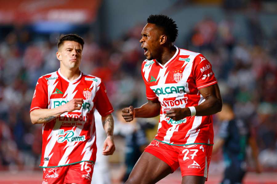 Diber Cambindo celebra uno de los goles.
