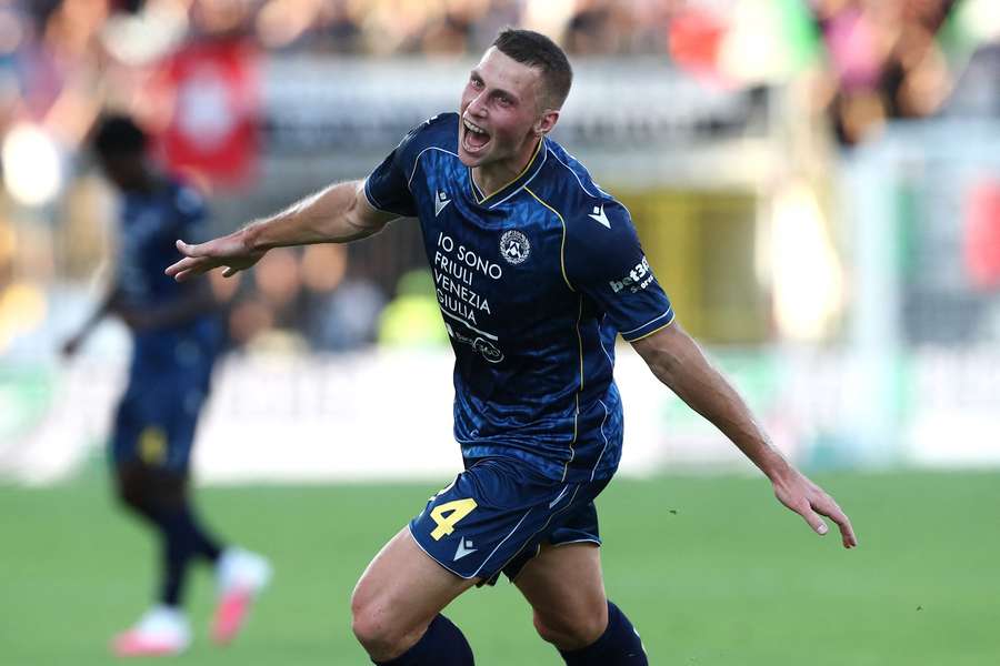 Kamara cieszy się z drużyną po golu na 2:1