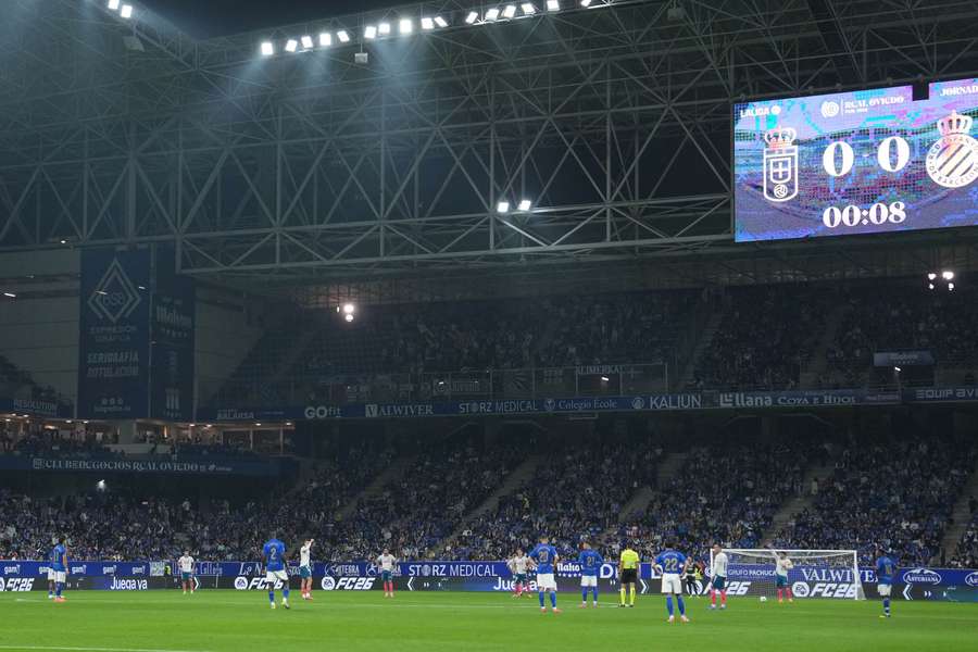 Jogadores protestaram antes de a bola rolar na vitória do Espanyol sobre o Real Oviedo por 2 a 0, em jogo realizado nesta sexta-feira (17)