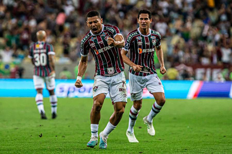 André e Ganso comemoram primeiro gol do Fluminense