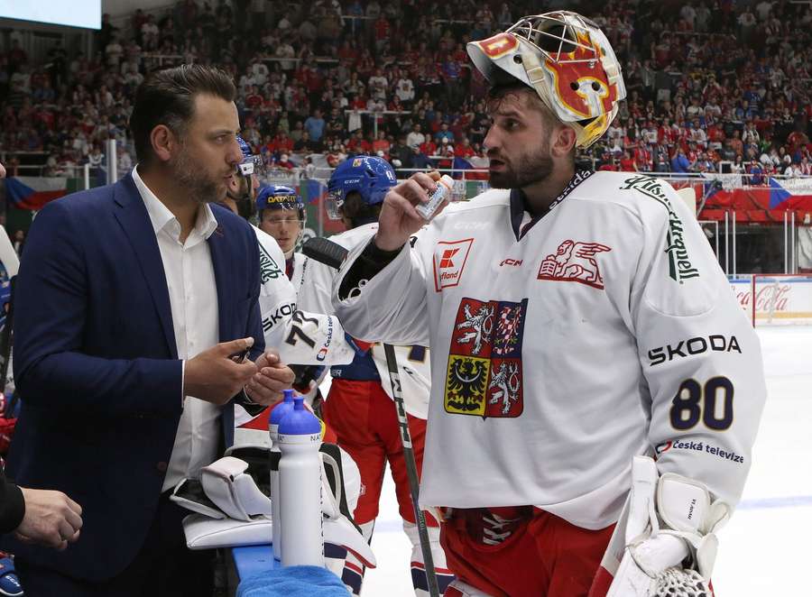 Trenér brankářů Ondřej Pavelec a Daniel Vladař. Trenér brankářů Ondřej Pavelec a Daniel Vladař.