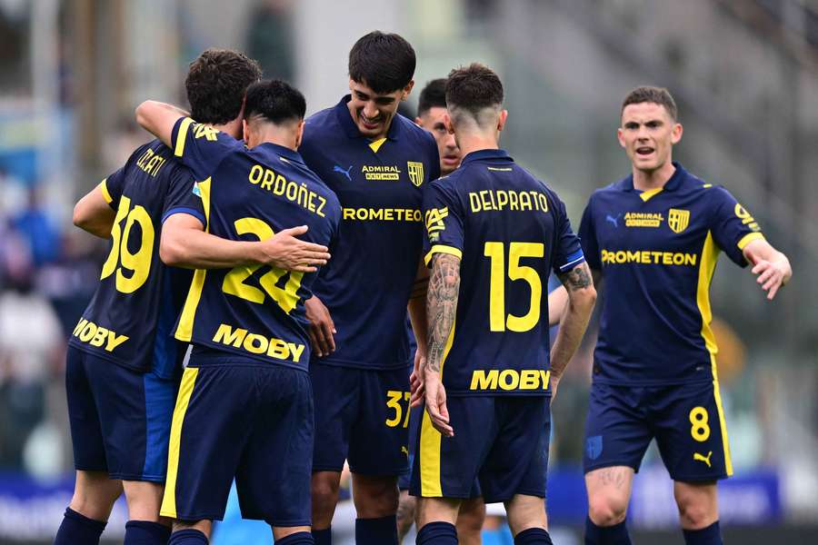 Les joueurs de Parme, célébrant leur victoire.