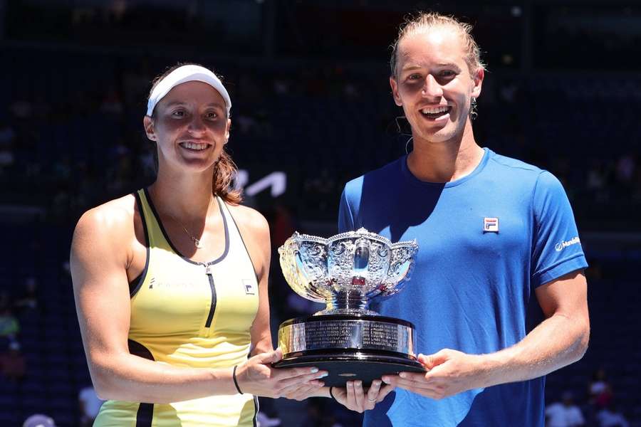 Stefani e Matos com o troféu do Aberto da Austrália