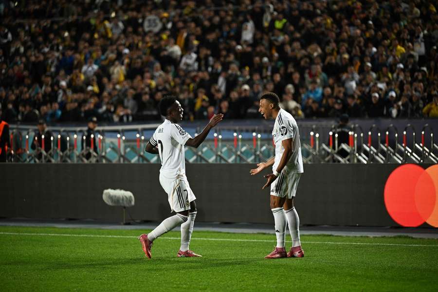 Mbappé y Vinicius celebran