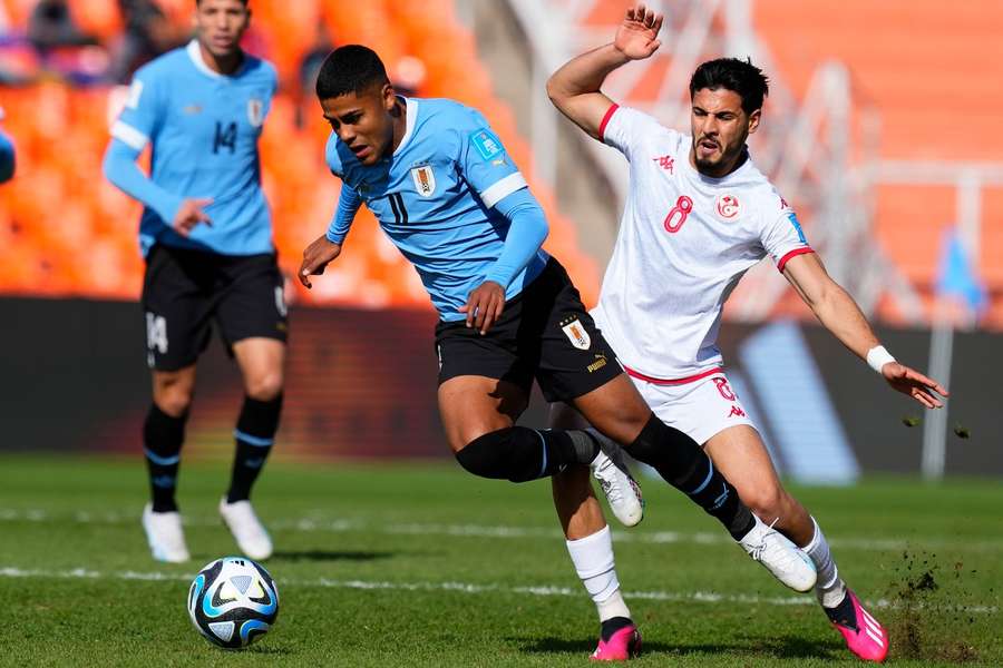 Uruguaj zdolal Tunisko. Nielen, že postúpil priamo do osemfinále, ale vybavil ho aj Slovensku.