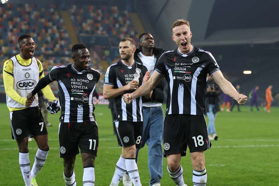 Piłkarze Bolonii świętują gola w meczu z Pisą.