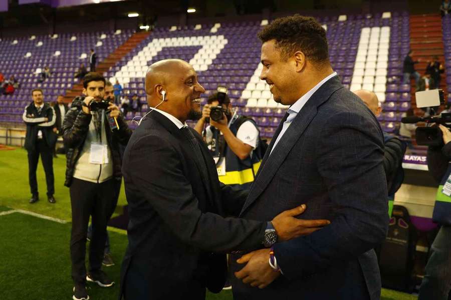 Roberto Carlos (esq.) e Ronaldo vão ser sócios