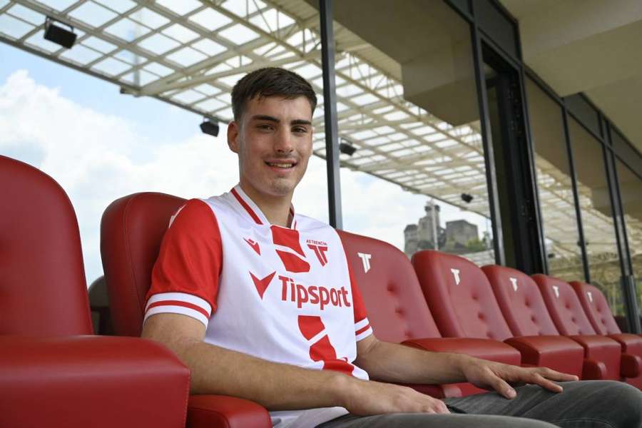 Viktor Šimič počas fotoprezentácie na štadióne v Trenčíne.