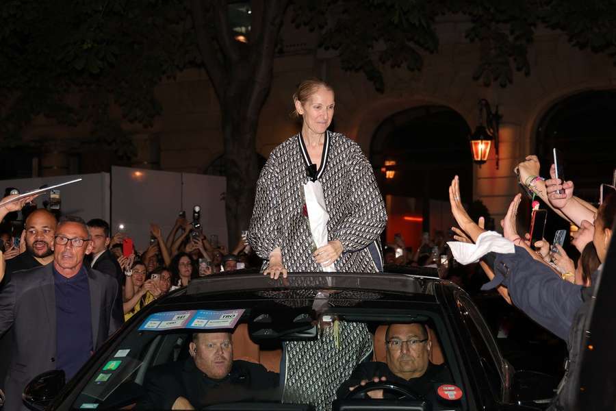 Celine Dion, aclamada por seguidores franceses en París