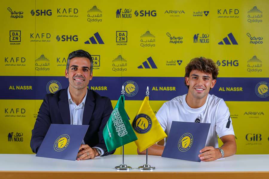 Simão Coutinho con João Félix alla firma del contratto