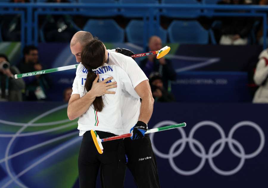 Laura Constantini abbraccia Amos Mosaner