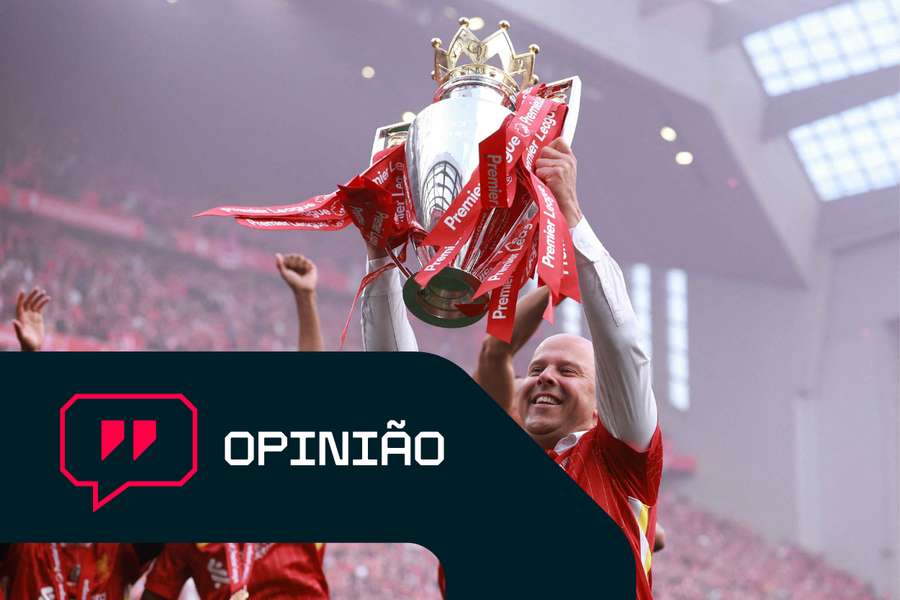 Slot ergue o troféu da Premier League em Anfield Slot ergue o troféu da Premier League em Anfield