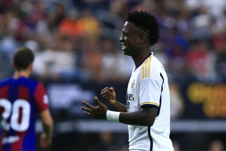 Vinicius lamenta o penálti falhado contra o Barça.