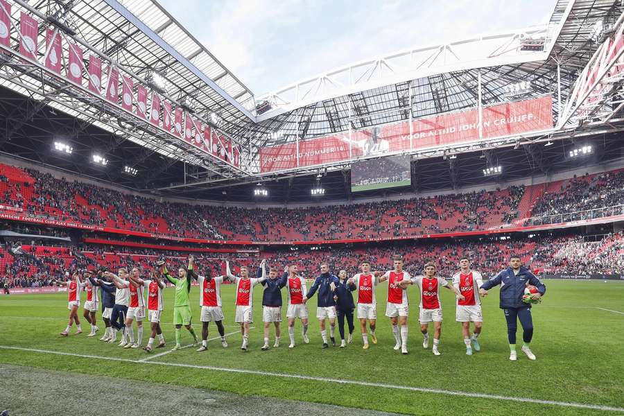 Os jogadores do Ajax festejam com os adeptos após a vitória por 2-0 sobre o FC Utrecht