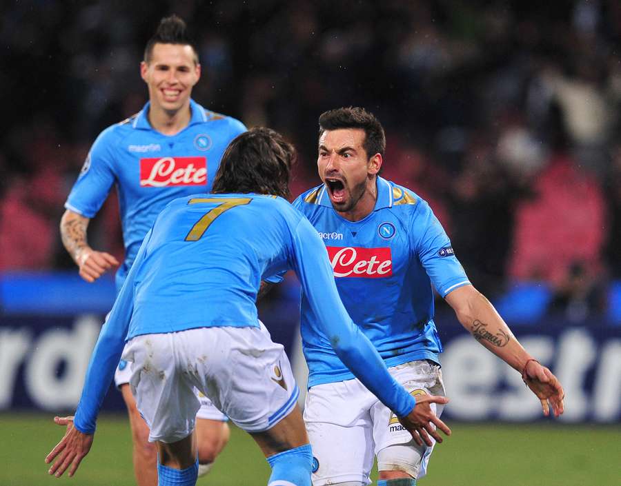Ezequiel Lavezzi célèbre son but avec Edinson Cavani et Marek Hamsik lors du huitième de finale aller de Ligue des champions entre Naples et Chelsea, le 21 février 2012 au stade San Paolo.