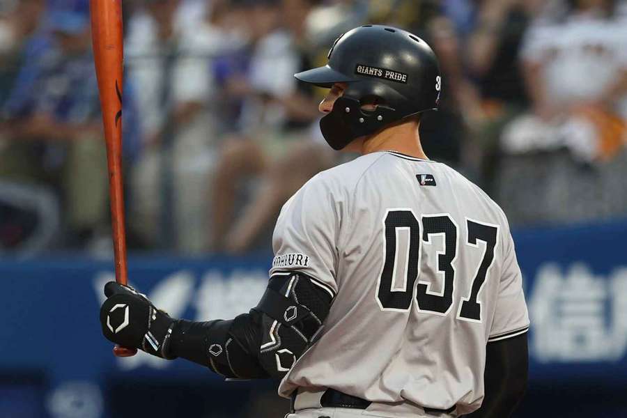Chlup v zápase japonské NPB v dresu Jomiuri Giants.