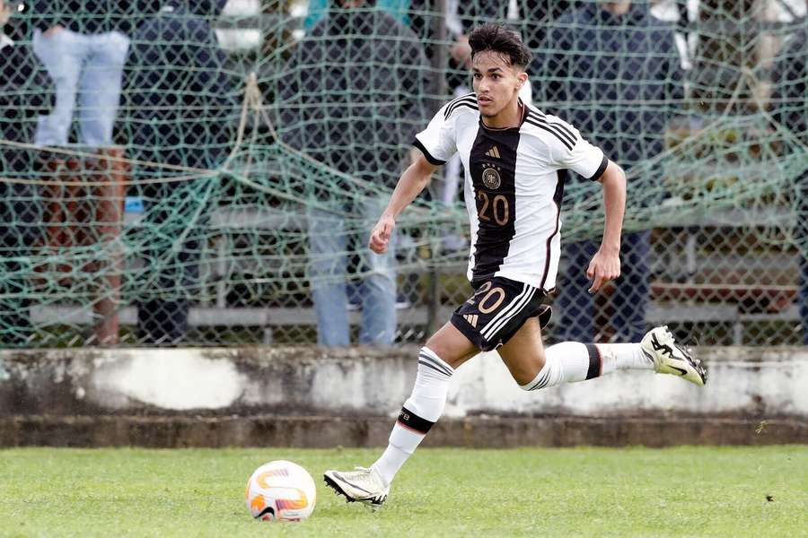 Can Armando Güner conduce el balón