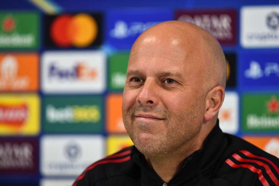 Slot face à la presse ce lundi.