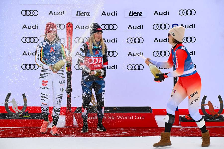 Mikaela Shiffrin krijgt een champagnedouche van haar collega's