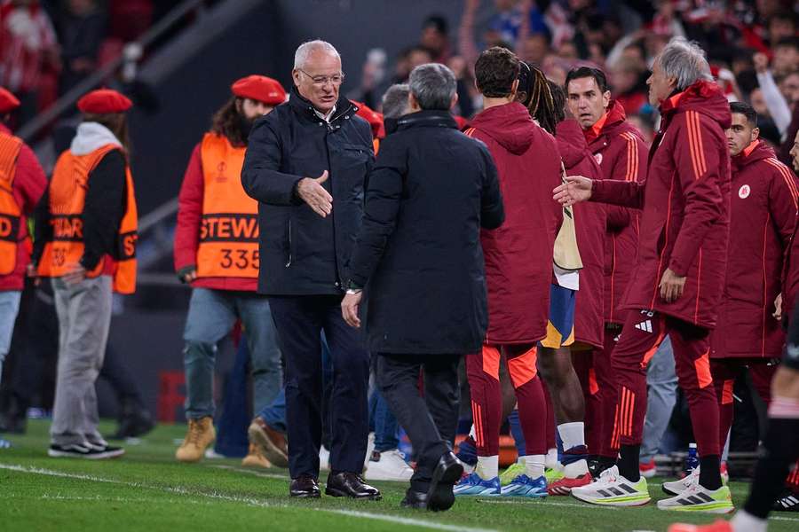 Claudio Ranieri le extiende la mano a Ernesto Valverde.