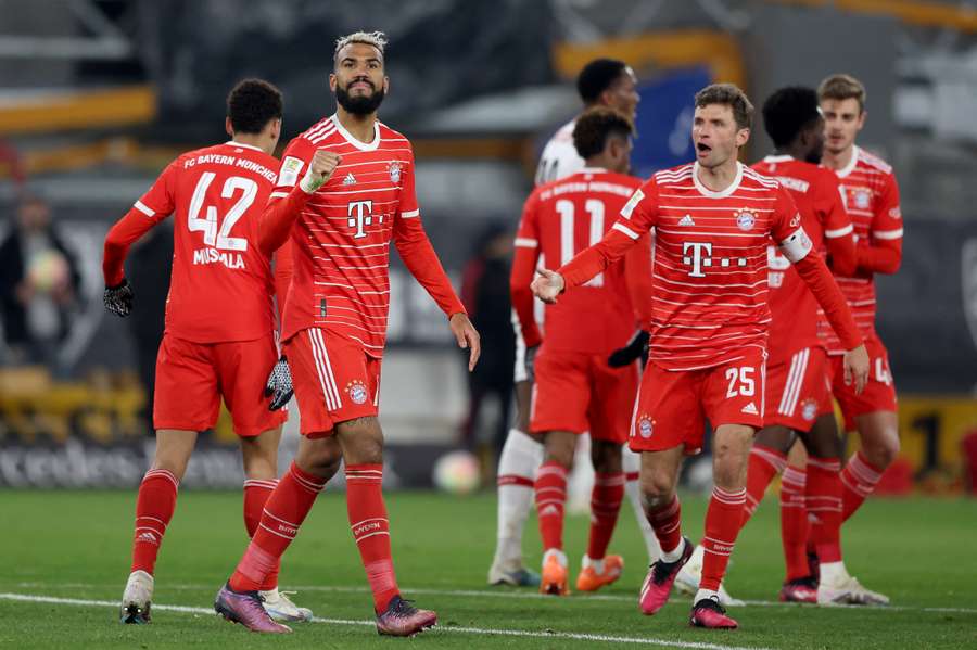 Bayern oslavil těsnou výhru.