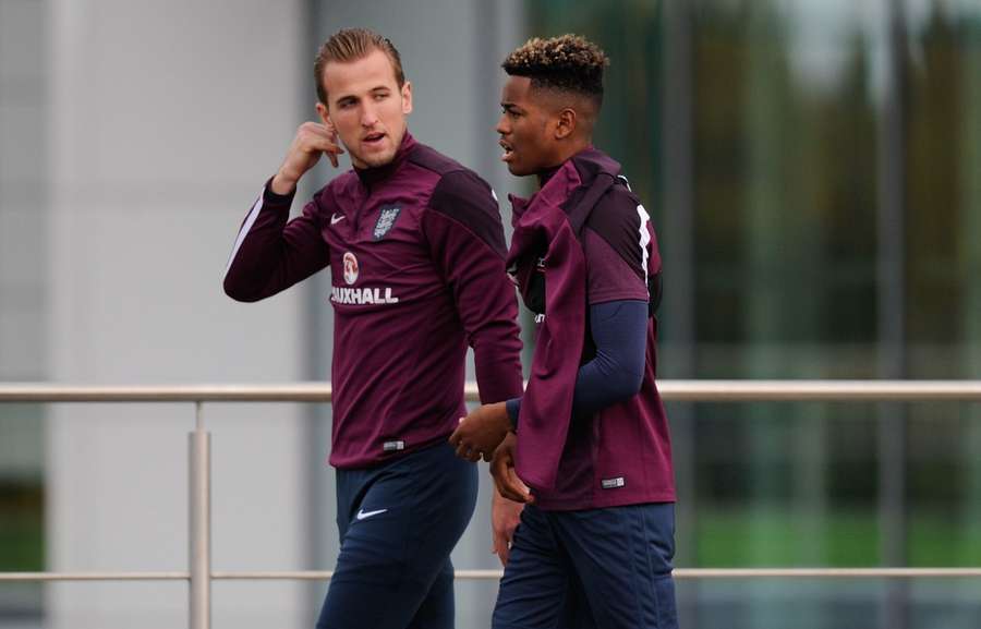 Shayon Harrison și Harry Kane la o ședință de pregătire a naționalei Angliei în 2015 Shayon Harrison și Harry Kane la o ședință de pregătire a naționalei Angliei în 2015