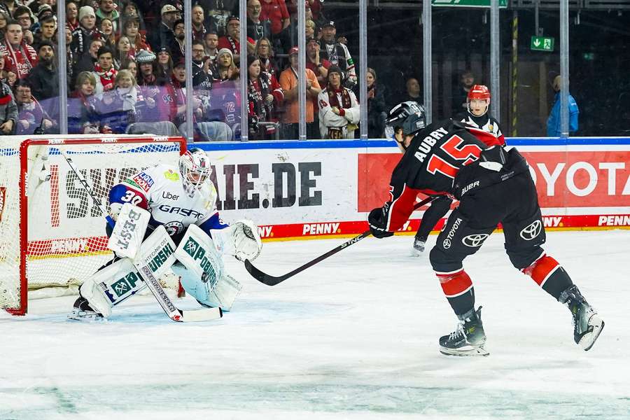 Kölns Aubry gegen Eisbären-Keeper Jake Hildebrand während der Ligaphase der DEL im Januar