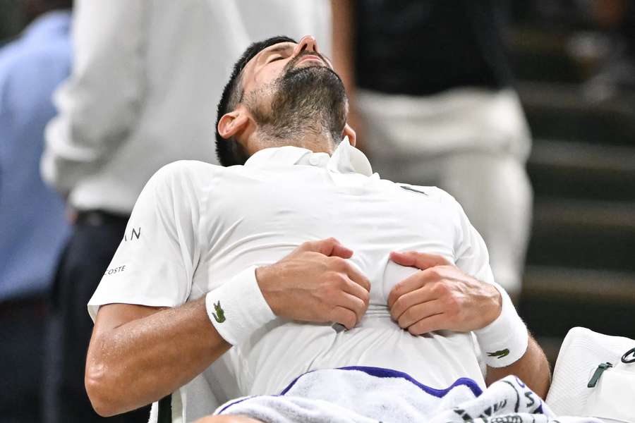 Novak Djokovic a acuzat probleme stomacale în primul tur la Wimbledon